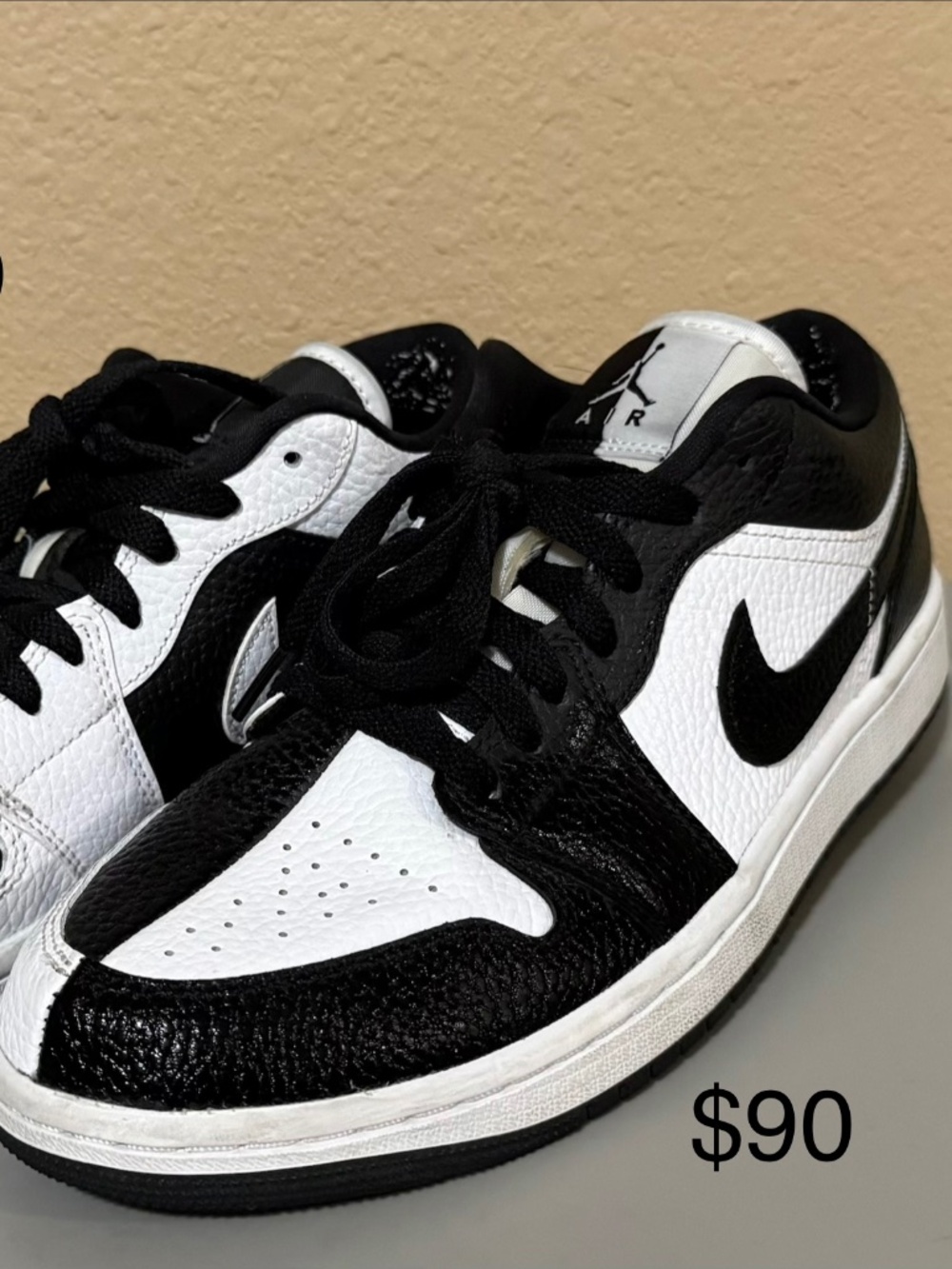 Don't wear anymore. Nike Size 9 Women's Black and White
